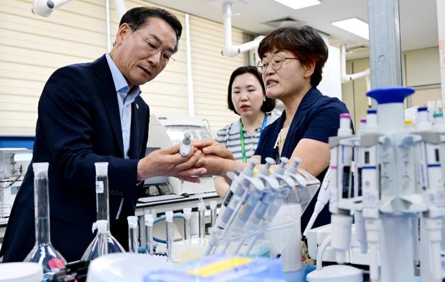 유정복 인천광역시장이 8일 인천 및 강화 연안 방사성 물질 조사와 관련해 인천보건환경연구원을 찾아 실험실 검사장비를 점검하고 있다 사진인천시