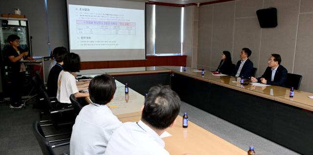 유정복 인천광역시장이 8일 인천 및 강화 연안 방사성 물질 조사와 관련해 인천보건환경연구원을 찾아 검사결과를 보고받고 있다 사진인천시
