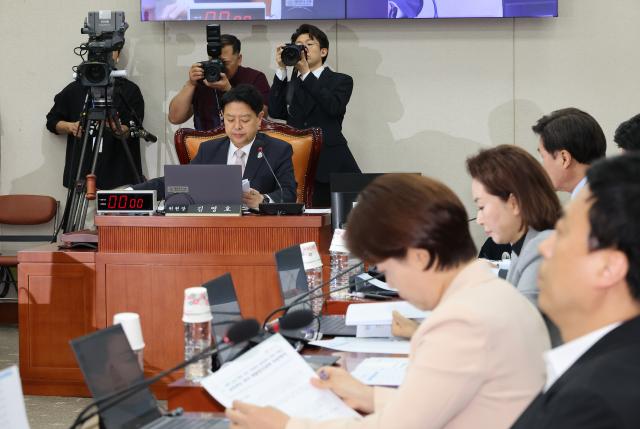 11일 서울 여의도 국회에서 열린 교육위원회 전체회의에서 교육부를 상대로 보수 성향 단체 리박스쿨의 댓글 여론조작 의혹 관련 긴급 현안질의가 진행되고 있다 2025611 사진연합뉴스