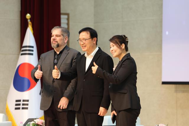 임태희 경기도교육감이 7월 8일 성남 국립국제교육원에서 열린 2025 국제교류협력 콘퍼런스에서 평화롭고 지속가능한 지구공동체를 위한 글로벌 교육 협력을 주제로 좌담회를 진행하고 있다 사진경기도교육청