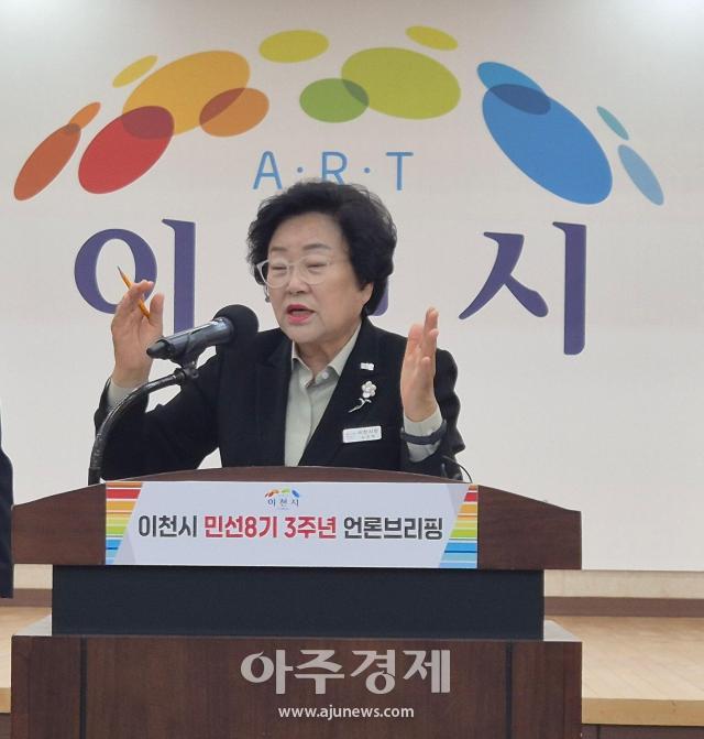 김경희 시장이 언론브리핑을 하고 있다사진김문기 기자