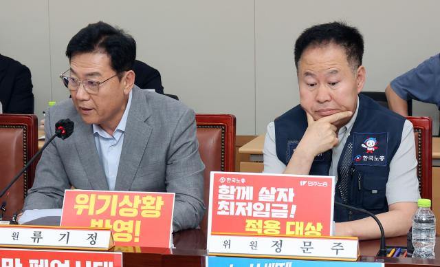 최저임금위원회 사용자위원인 류기정 한국경영자총협회 전무왼쪽가 지난달 10일 정부세종청사에서 열린 최저임금위원회 제4차 전원회의에서 인사말을 하고 있다 오른쪽은 근로자위원인 정문주 한국노총 중앙연구원장 사진연합뉴스