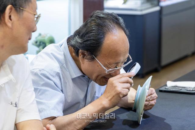 천커타오陈克涛 상하이 소장협회 상무 부회장이 북송 여요 개합 화형 잔탁을 감정하고 있다 사진박명섭 기자