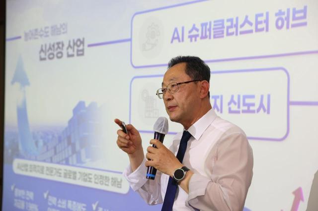 무더운 날씨가 무색하게 많은 군민들의 참여속에 열리고 있는 읍면 대화는 확 바뀐 형식과 내용으로 더욱 관심을 모으고 있다사진해남군