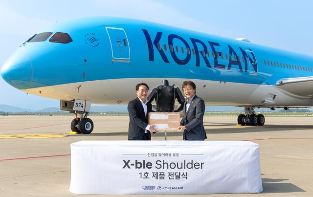 현대차∙기아 로보틱스랩 현동진 상무왼쪽와 대한항공 항공우주사업본부 정현보 상무오른쪽 가 엑스블 숄더 1호 전달식 후 기념사진을 촬영하는 모습