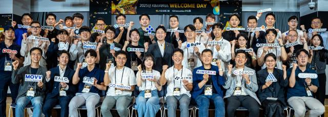 이창권 KB금융지주 디지털·IT부문장두번째 줄 왼쪽에서 일곱번째이 8일 강남HUB에서 진행된 KB스타터스 웰컴데이에서 스타트업 관계자들과 기념촬영을 하고 있다 사진KB금융