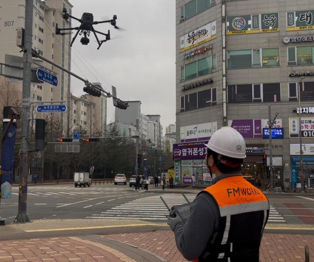 시흥시가 세계 최초로 드론과 인공지능AI을 결합한 옥외광고물 안전 점검 실증을 진행하고 있다 사진시흥시