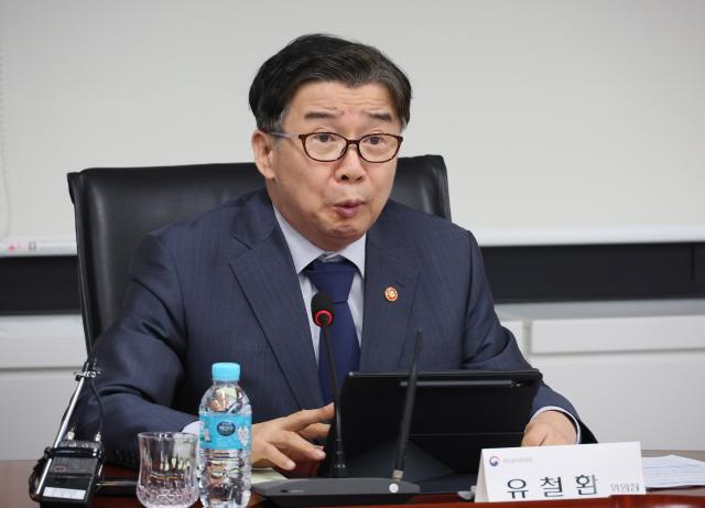 유철환 국민권익위원장이 지난 8일 서울 종로구 정부서울청사에서 열린 국민권익위-대한변호사협회 국민 권익구제 및 청렴 사회 구현을 위한 업무협약식에서 인사말을 하고 있다 사진연합뉴스