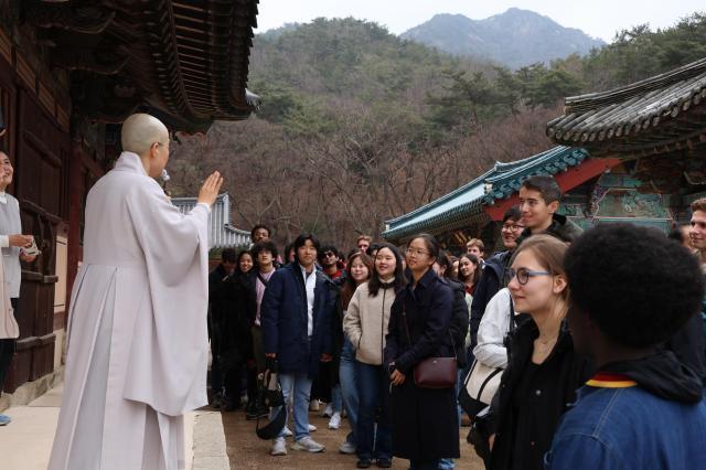 하버드 학생들이 진관사 대웅전 앞에서 불교에 관한 설명을 듣고 있다 사진한국관광공사
