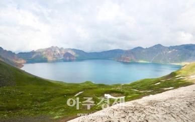 6월의 백두산 천지는 평화로웠다