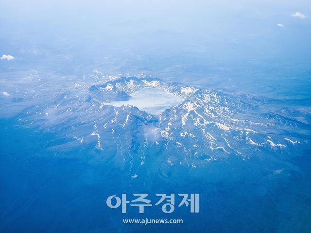 6월 13일 비행기에서 바라본 백두산의 모습 아주경제 남궁진웅 기자