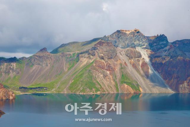 6월 28일 백두산 정상서파에서 바라본 천지를 둘러싸고 있는 돌산 AJP 한준구 사진기자