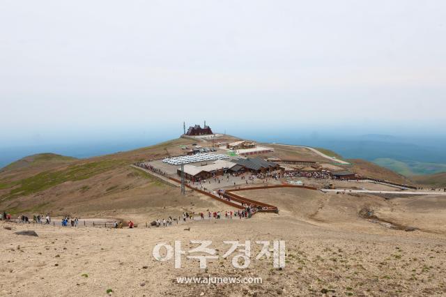 6월 27일 백두산 정상북파에서 바라본 주차장 저곳부터는 걸어 올라가야 한다 AJP 한준구 사진기자