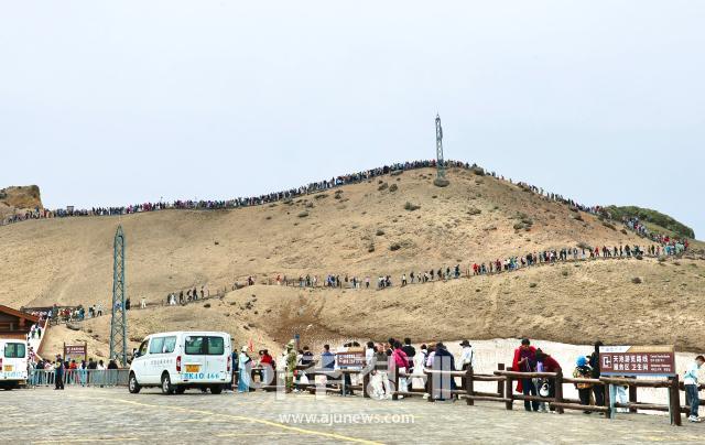 6월 27일 백두산 북파에서 사람들이 천지를 보기 위해 산을 오르고 있다 AJP 한준구 사진기자
