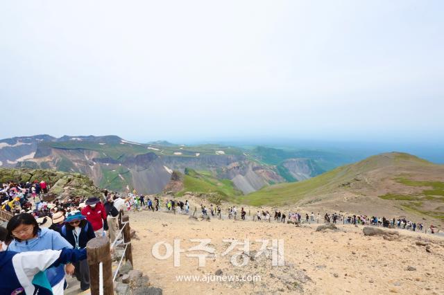 6월 27일 백두산 북파에서 사람들이 천지를 보기 위해 산을 오르고 있다 AJP 한준구 사진기자