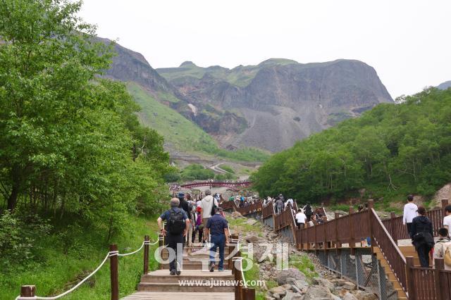 6월 27일 백두산 등산로에서 사람들이 장백폭포를 보기 위해 산을 오르고 있다 AJP 사진기자 한준구