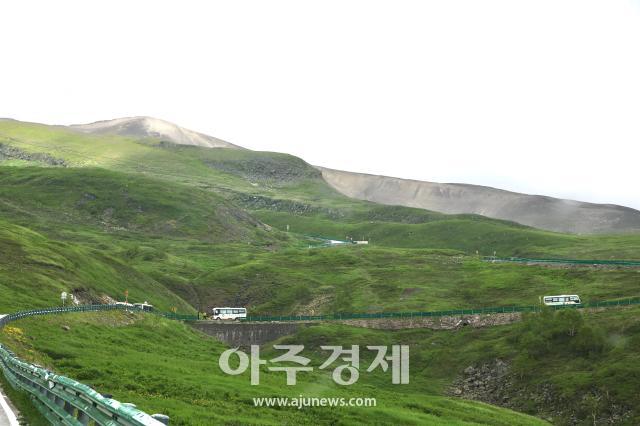6월 27일 백두산에서 북파를 보기 위해 봉고차로 등산로 전 주차장까지 이동하며 보이는 풍경 AJP 한준구 사진기자