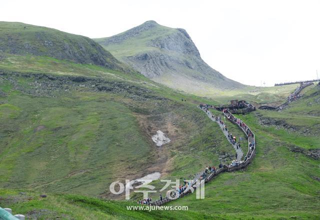 6월 28일 백두산 서파에서 사람들이 천지를 보기위해 산을 오르고 있다 AJP 한준구 사진기자