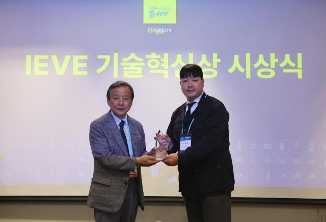 지난 8일 제주 신화월드 제12회 국제e-모빌리티엑스포IEVE 개막식에서 진행된 수상식 현장 사진차봇모빌리티