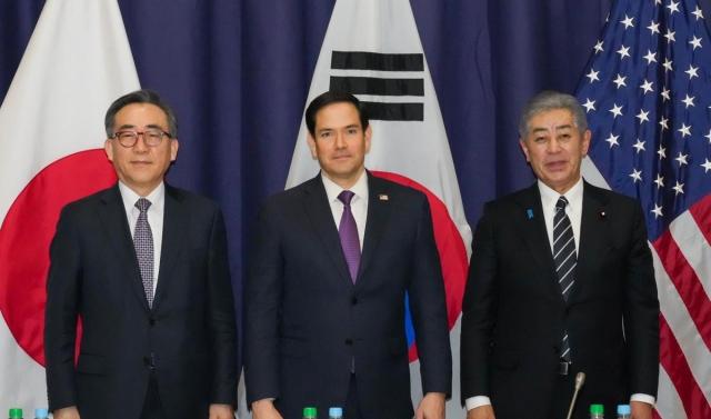 조태열 외교부 장관왼쪽부터 마크 루비오 미국 국무장관 이와야 다케시 일본 외무상이 15일현지시간 독일 뮌헨의 바이어리셔호프 호텔 인근의 코메르츠방크에서 열린 한미일 외교장관회의에서 기념 촬영을 하고 있다 사진외교부