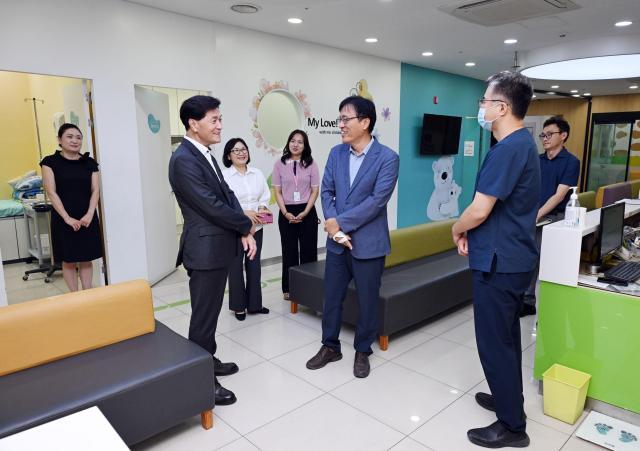 안병구 밀양시장왼쪽이 지난 8일 달빛어린이병원으로 지정된 미르아이병원을 방문해 의료진을 격려하고 있다 사진밀양시