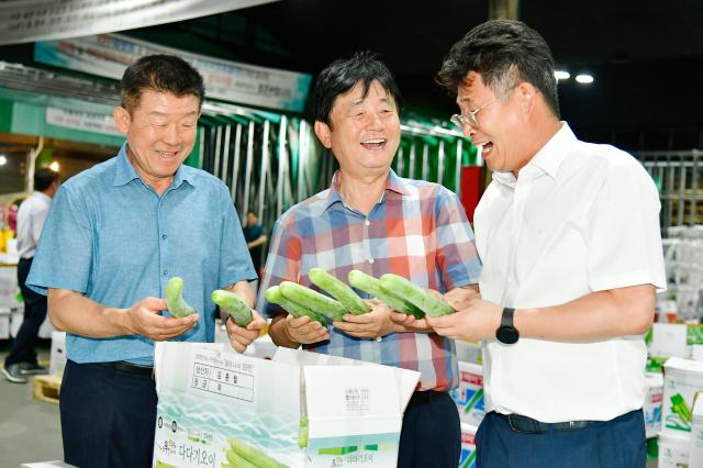 최문순 화천군수가 지난 8일 밤 서울시 가락동 농수산물 도매시장을 찾아 화천산 오이와 애호박 유통 현황을 점검하고 경매사들에게 청정 화천산 농산물을 홍보하고 있다사진화천군