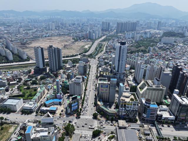 더현대광주 교통문제 개선 조건부 승인
광주연합뉴스 조남수 기자 광주 북구가 지역 첫 복합쇼핑몰인 더현대광주의 건축을 교통문제 개선을 조건부로 최종 승인했다 사진은 18일 더현대광주가 들어설 옛 전남ㆍ일신방직 터 인근의 서구 광천사거리 모습 2025618
iso64ynacokr2025-06-18 135528
저작권자 ⓒ ㈜연합뉴스 무단 전재 재배포 금지 AI 학습 및 활용 금지저작권자 ⓒ ㈜연합뉴스 무단 전재 재배포 금지 AI 학습 및 활용 금지