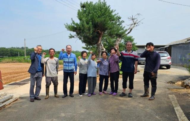 김제시 성덕면 개미마을 주민들이 주택부지와 농지의 소유권을 확보한 뒤 화이팅을 외치고 있다사진김제시