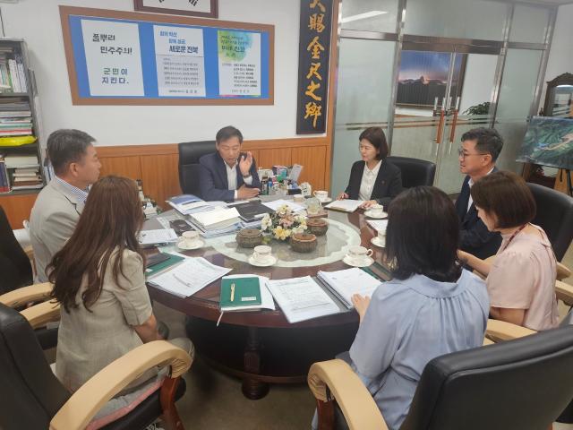 2025년 의료·요양·돌봄 통합지원 시범사업에 선정된 진안군이 사업의 원활한 추진과 협업체계 구축을 위해 최근 국민건강보험공단 진안무주장수지사와 간담회를 개최하고 있다사진진안군