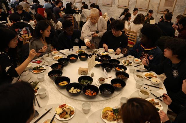 진관사 스님이 하버드 학생들에게 사찰음식을 설명하고 있다 사진한국관광공사
