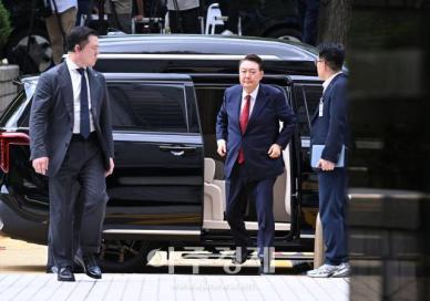 [포토] 윤석열 전 대통령, 구속 전 피의자 심문 출석…취재진 질문에 묵묵부답