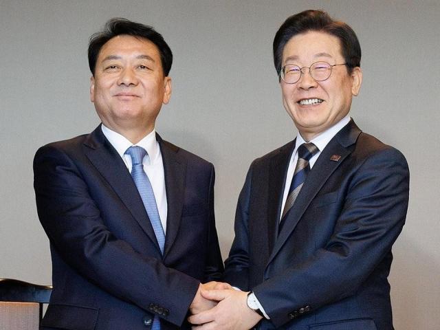 더불어민주당 이재명 대표가 3월 13일 서울 여의도의 한 식당에서 이광재 전 국회 사무총장왼쪽과 회동하고 있다 사진연합뉴스