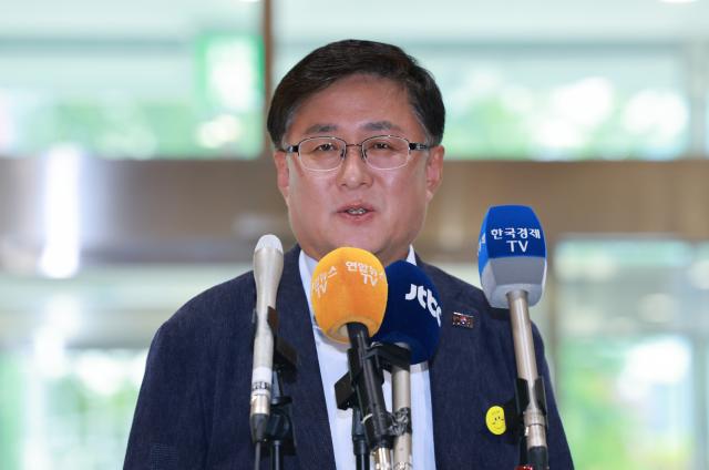 김성환 환경부 장관 후보자가 24일 서울 영등포구 여의도 이룸센터에 마련된 인사청문회 준비 사무실로 출근하며 지명 소감을 밝히고 있다 2025624 사진연합뉴스