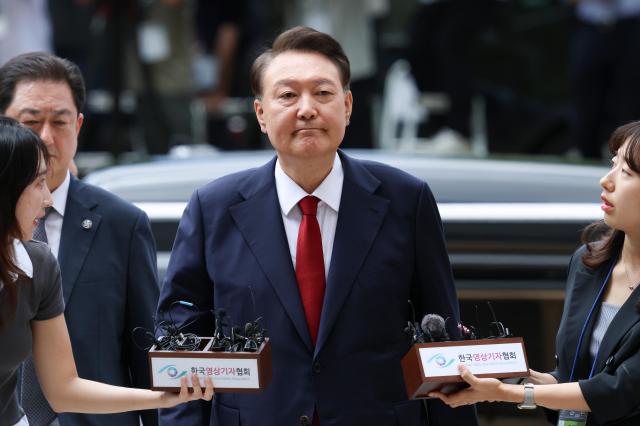 12·3 비상계엄과 관련해 특검의 수사를 받는 윤석열 전 대통령이 9일 서울 서초구 서울중앙지법에서 열린 영장실질심사에 취재진의 질문을 받으며 출석하고 있다 사진사진공동취재단