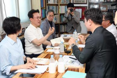 金총리, 쪽방상담소 방문…임대주택 공실 개선 TF 구성