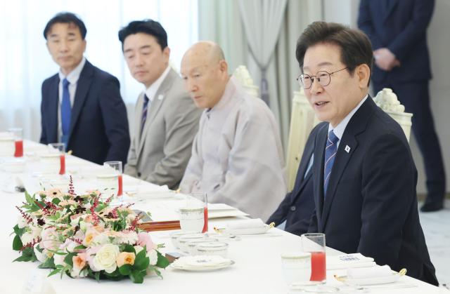 Lee seeks advice from religious leaders over luncheon