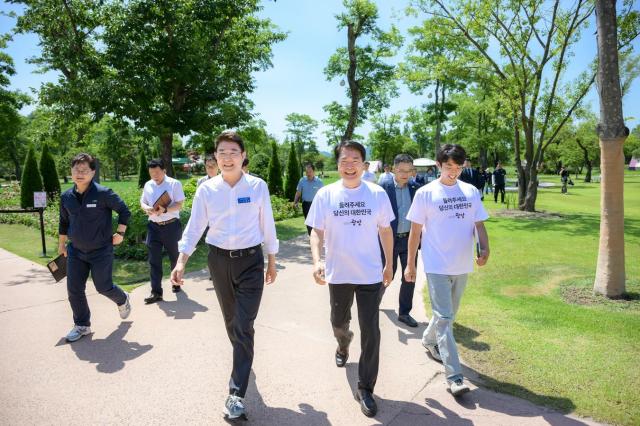 노관규 순천시장과 박규섭 국정기획위원회 대외협력국장 등 관계자들이 순천만국가정원을 순회하고 있다 사진순천시
