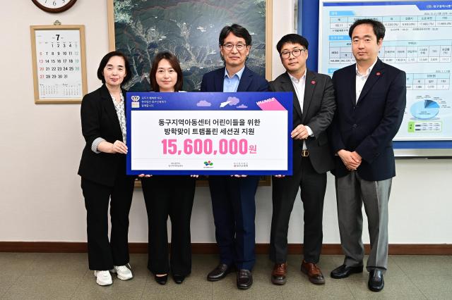 대구 신세계백화점은 지난 8일 대구 동구청에 지역 취약계층을 위한 후원금을 전달했으며 좌부터 동구청 서유숙 국장 김후관 동구지역아동센터 연합회장 정의관 부구청장 박용식 신세계백화점 과장 우병운 신세계백화점 부장이다 사진대구동구