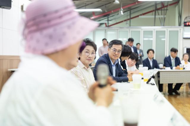김동연 경기도지사가운데가 9일 경기도 파주시 캠프 그리브스에서 대성동 마을 주민들과 차담회를 열고 주민들의 의견을 경청하고 있다 사진경기도