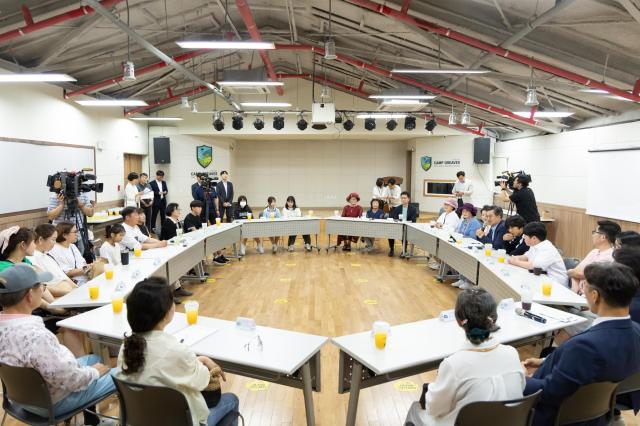 김동연 경기도지사가 9일 파주시 캠프그리브스 DMZ체험관 대성동 마을 주민들과 차담회를 진행하고 있다 사진경기도