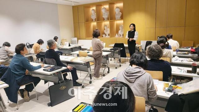 박스완 강사의 따뜻한 공간에서 피어난 성과가 이번 수상으로 꽃피웠다사진아주글로벌아트페어