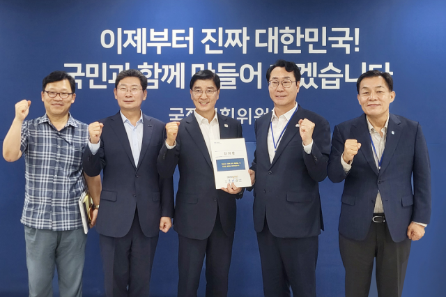 정명근 특례시시장협의회장오른쪽 두번째이 9일 이해식 국정기획위원회 정치행정분과장중앙에게 특례시지원특별법안의 신속한 제정을 촉구하는 건의문을 전달하고 기념 촬영을 하고 있다 사진화성시