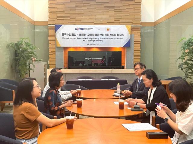 베트남고등경영협회HVNCLC와 한국수입협회 간 협력 양해각서 체결식 모습 사진베트남통신사
