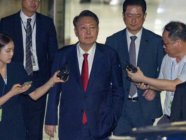 12·3 비상계엄과 관련해 특검의 수사를 받는 윤석열 전 대통령이 9일 서울 서초구 서울중앙지법에서 열린 구속 전 피의자 심문영장실질심사이 끝난 뒤 법원을 떠나고 있다 사진연합뉴스