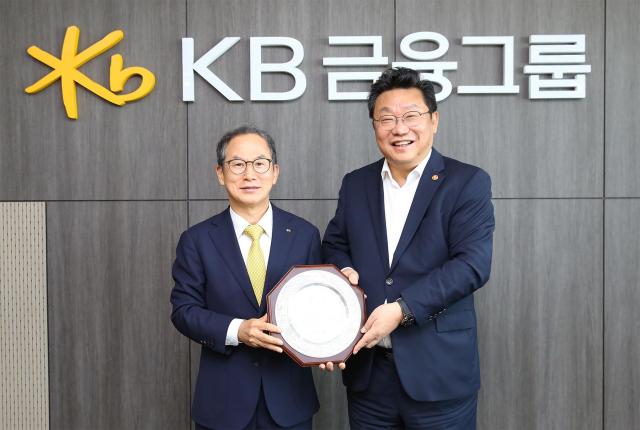 양종희 KB금융그룹 회장과 주형환 저출생고령사회위원회 부위원장이 지난 9일 여의도 KB국민은행 신관에서 기념촬영을 하고 있다사진KB금융그룹