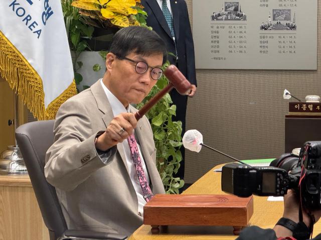 10일 이창용 한국은행 총재가 의사봉을 두드리는 모습 사진장선아 기자