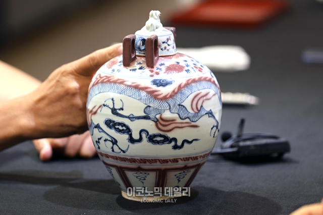 원말명초 청화 유리홍 운룡시주문 유개호元末明初 青花釉里红云龙戏珠纹有盖壶 사진박명섭 기자