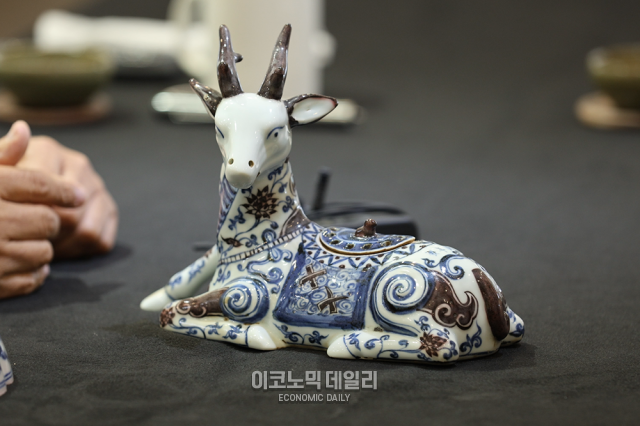 명 선덕 청화 철채 사슴형 향로明宣德青花铁绘鹿形香炉 사진박명섭 기자