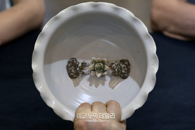 북송 정요 첩화 파상형 대접北宋定窑贴花荷叶口大碗 사진박명섭 기자