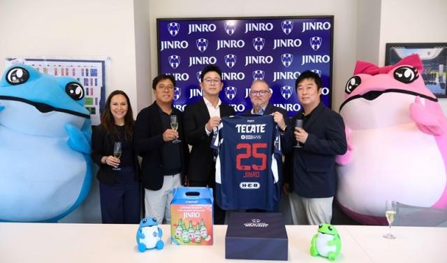 지난 1일 하이트진로가 멕시코 축구 명문 구단 CF 몬테레이 공식 스폰서십을 체결하고 관계자들이 기념사진을 촬영하고 있다 사진하이트진로